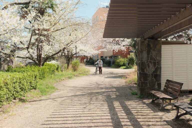 Gartenweg ist nach Regen rutschig