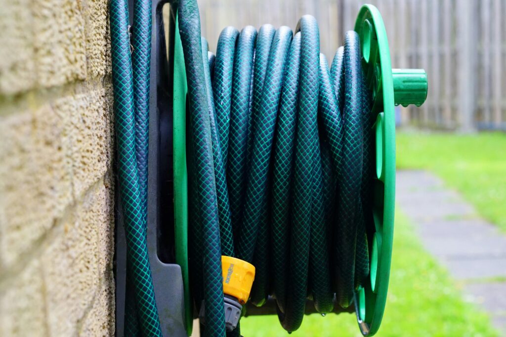 Gartenschlauch tropft an der Verbindung