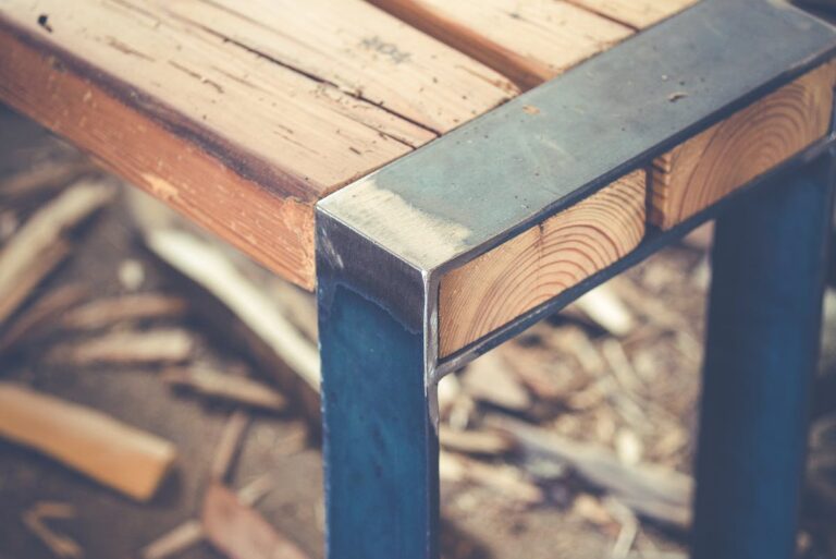 Gartenbank wird rutschig bei Regen