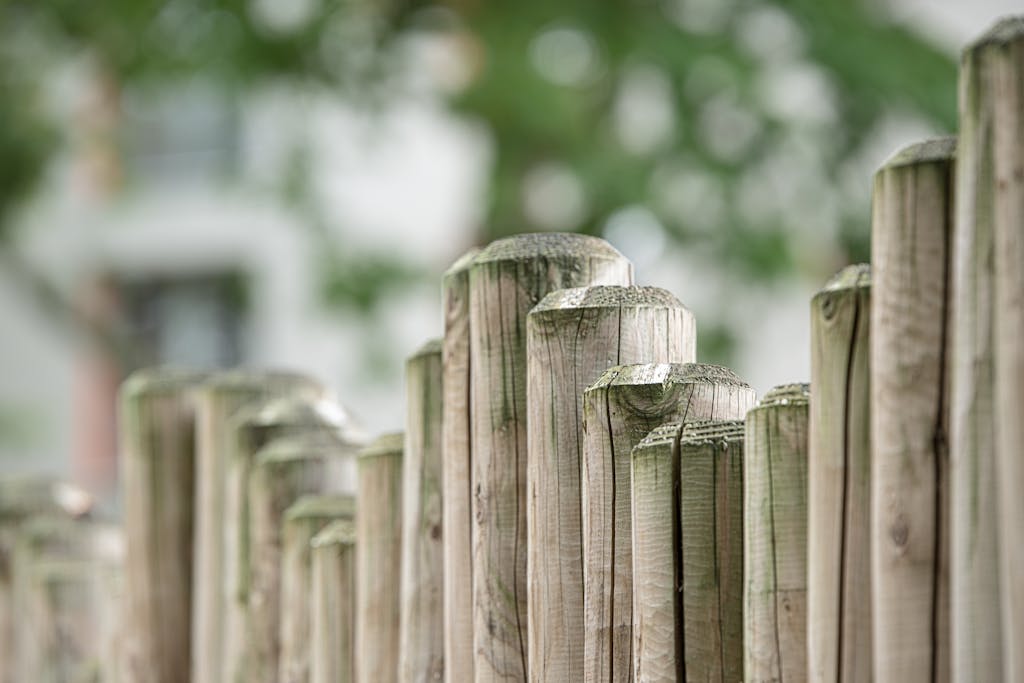 Gartenzaun kippt nach starkem Wind