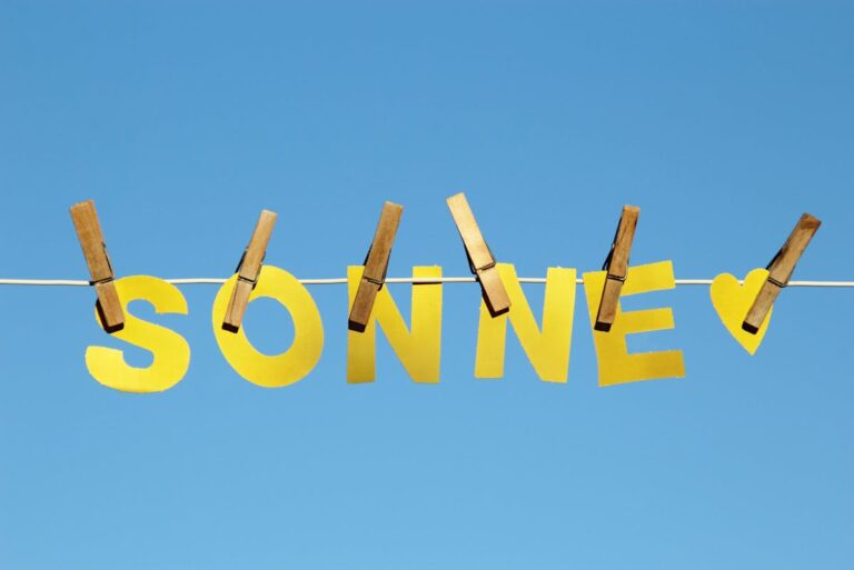 Gartendekoration verblasst trotz UV-Schutz