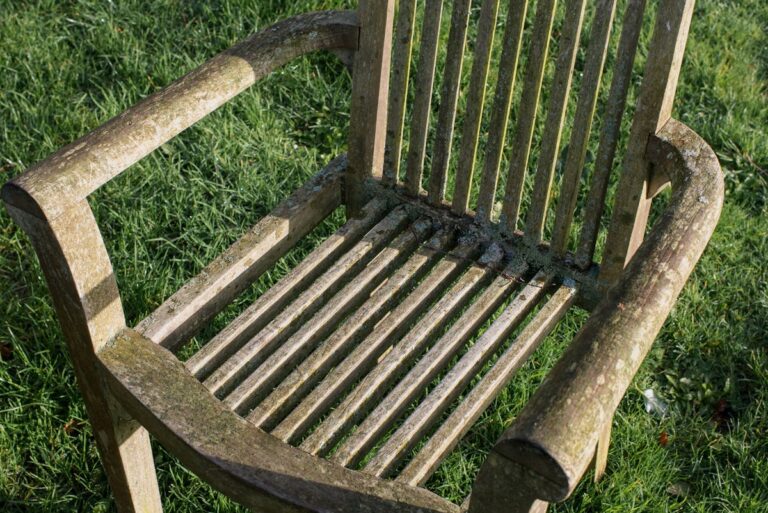 Gartenstühle bleichen in der Sonne aus