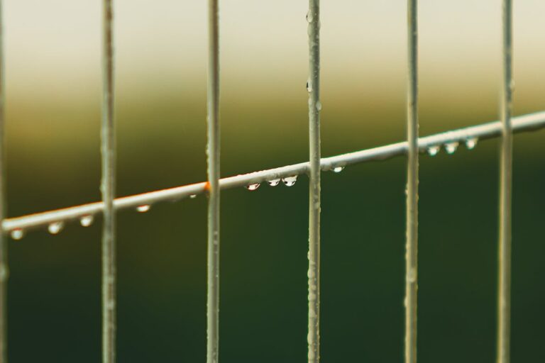 Gartenzaun wackelt nach starkem Regen